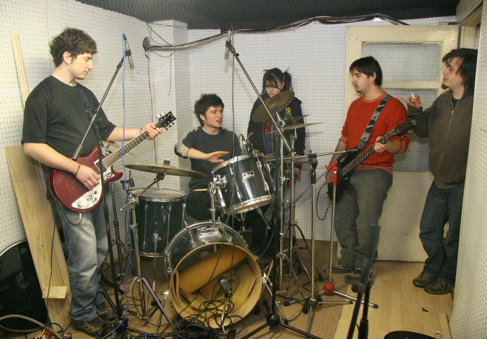 Inače, Riđički je oduvijek bio zaljubljenik u glazbu, a trenutno je frontmen indie rock benda Lika Kolorado, čiji se stil odlikuje zanimljivim tekstovima koje on sam piše i energičnom svirkom. 