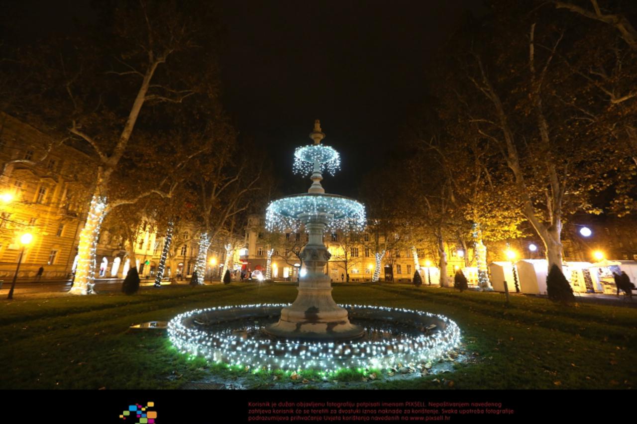'02.12.2012., Zagreb - Ulice grada ukrasene su bozicnim ukrasima. Advent u gradu zapoceo je tradicionalnim paljenjem adventske svijece na trgu bana Jelacica, a svjetlosna rapsodija pretvorila je u baj