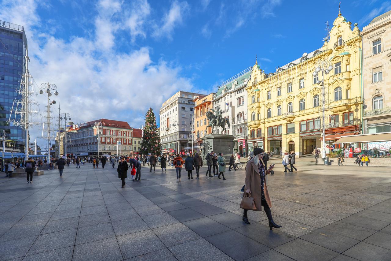 Zagreb: Iznad prosječno topao dan građani i turisti iskoristili za šetnju ili uživanje na terasama kafića