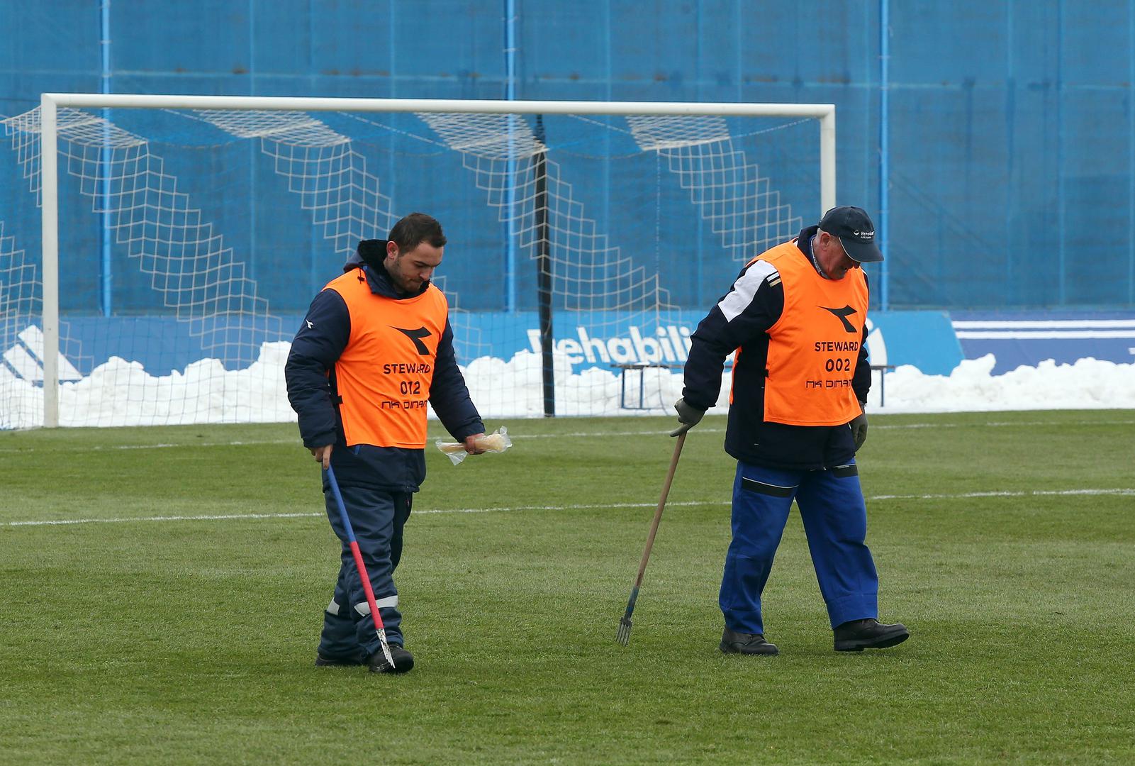 Očišćen je bio i manji dio tribina, najviše je očišćeno na sjevernoj tribini zbog straha da navijači ne bi bacali grude