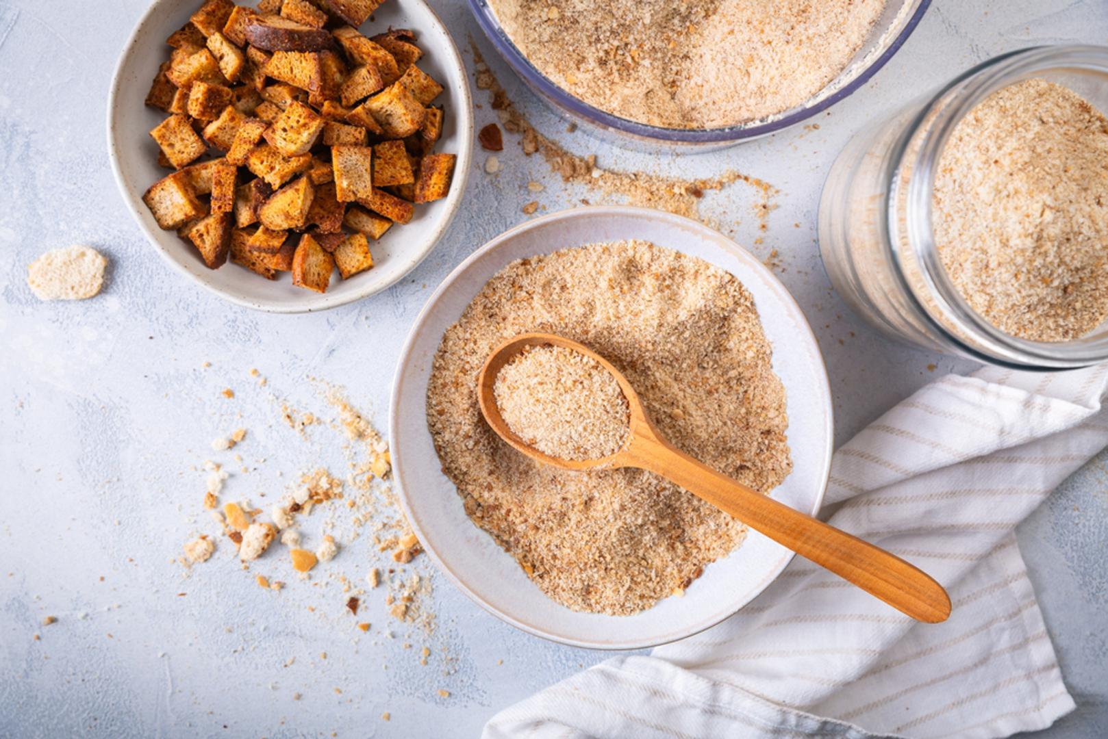 Krušne mrvice (prezle): Prezle redovito kupujemo, a zapravo su idealan način da iskoristite stari kruh. Kruh se osuši (na zraku ili u pećnici) i samelje u blenderu, a možete dodati i suhe začine za aromatičnu verziju. Tako dobijete svježe, mirisne prezle koje su često bolje od industrijskih.