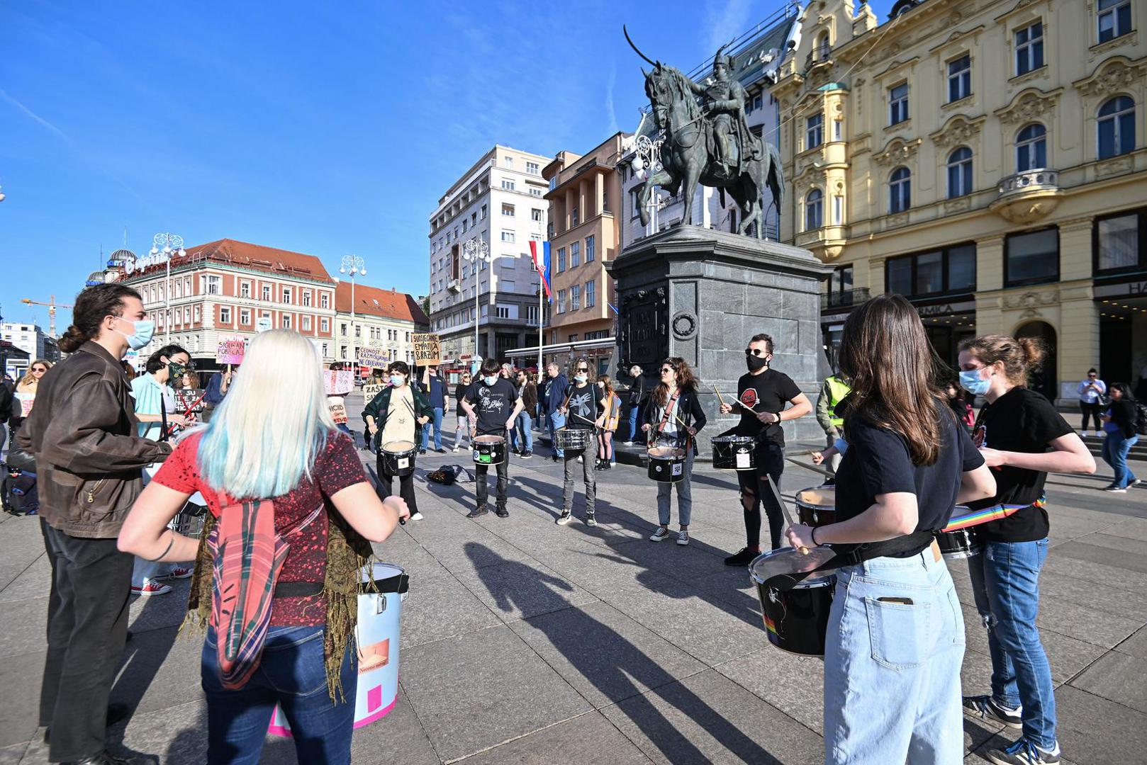 U jednom trenutku je među prosvjednike upao mladić koji im je pokušao oteti transparent, no policija ga je brzo uhitila.