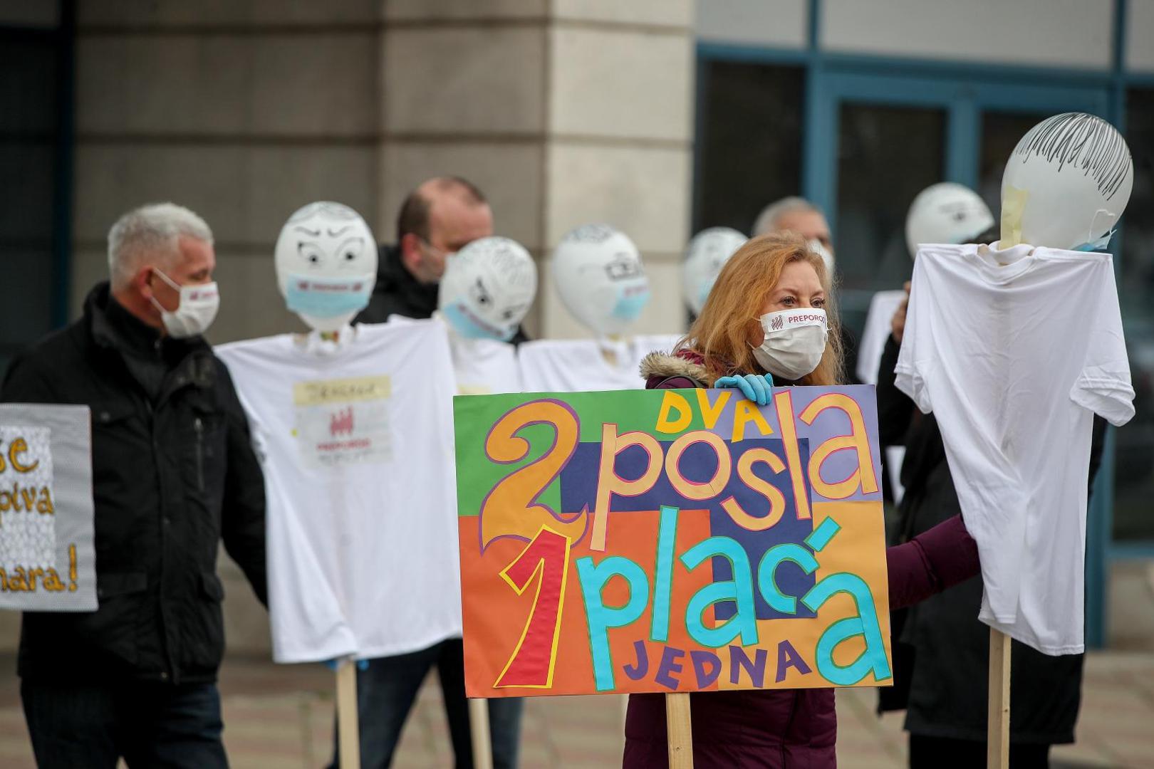 25.11.2020.,  Zagreb  - Sindikat zaposlenika u hrvatskom skolstvu Preporod odrzalo je ispred Ministarstva znanosti i obrazovanja prosvjed pod nazivom: Korona skola (Paralelna nastava, refundacija troskova, placa za vrijeme bolovanja i manjak spremacica). Photo: Igor Kralj/PIXSELL