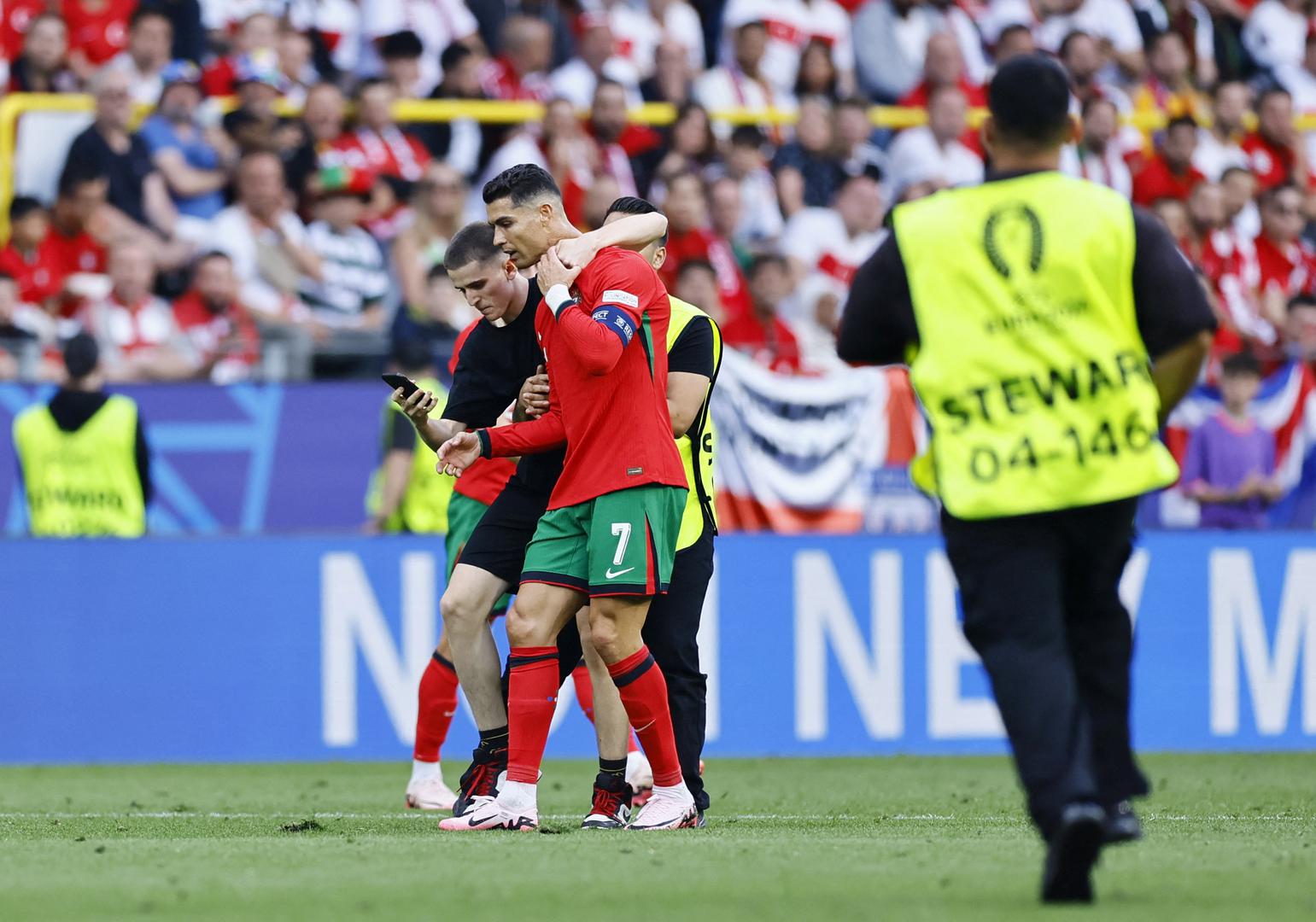 Na terenu je bilo i malo dijete, možda osnovnoškolac koji se također našao u nemilosti zaštitara jednom kad su ga uhvatili...