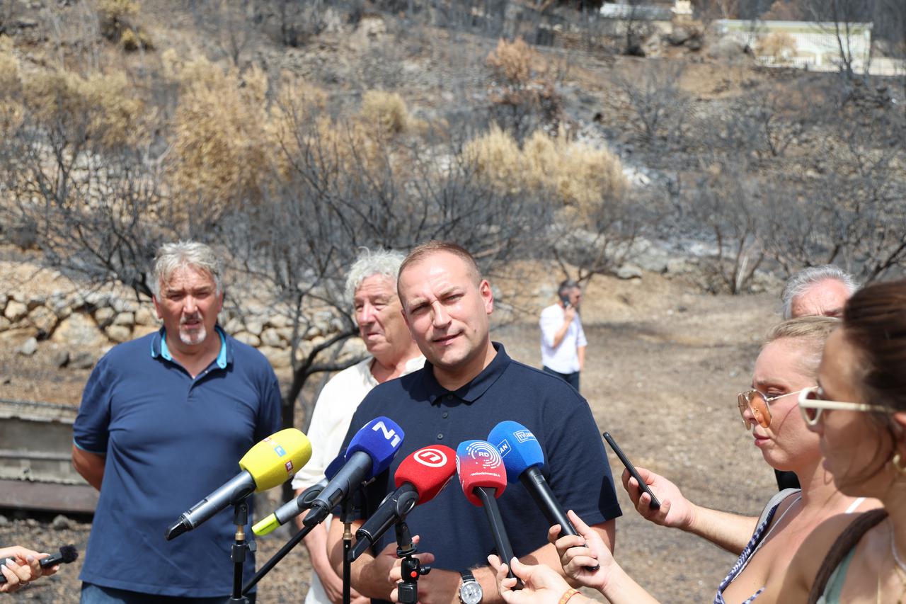 Omiš: Ministar David Vlajčić obišao opožarene poljoprivredne  površine