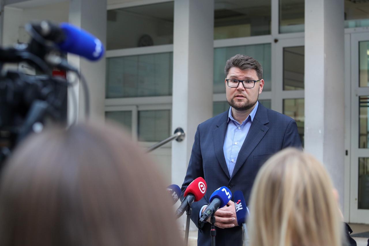 Zagreb: Peđa Grbin dao je izjavu medjima prije početka sjednica Predsjedništva SDP-a