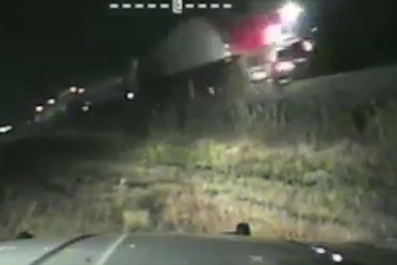 Čudom preživio: Vlak u punoj brzini jurio prema autu dok je vozač bio u nesvijesti