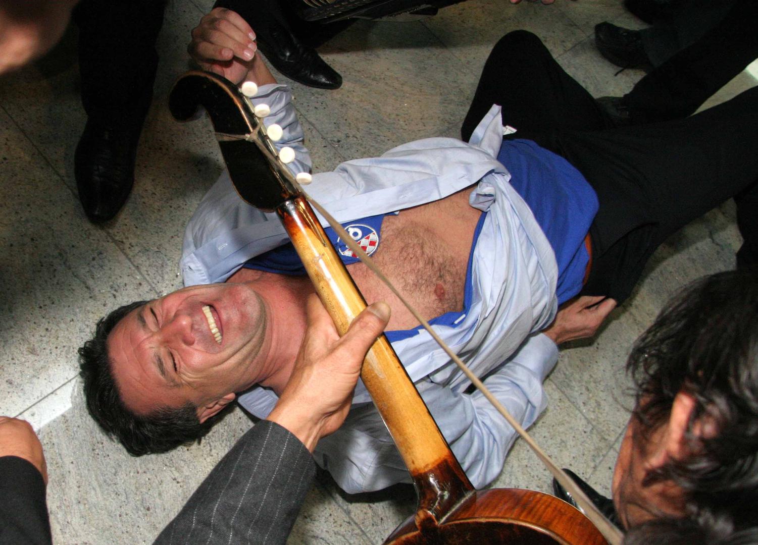 2007. – Verbalno je napao dvojicu navijača u zagrebačkoj zračnoj luci optuživši ih da "zavedeni Srbin i Musliman ruše Hrvatsku", a sve je popraćeno poznatim trganjem odjeće i skidanjem na Plesu. 