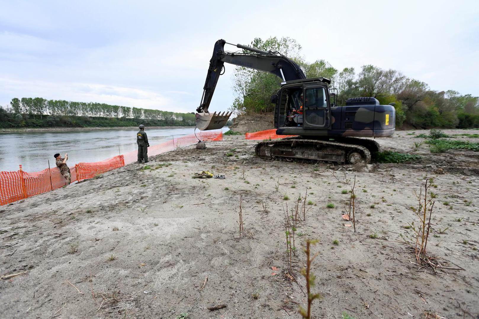 Members of the Italian army remove a World War Two bomb that was discovered in the dried-up River Po which has been suffering from the worst drought in 70 years, in Borgo Virgilio, Italy, August 7, 2022. REUTERS/Flavio Lo Scalzo Photo: FLAVIO LO SCALZO/REUTERS