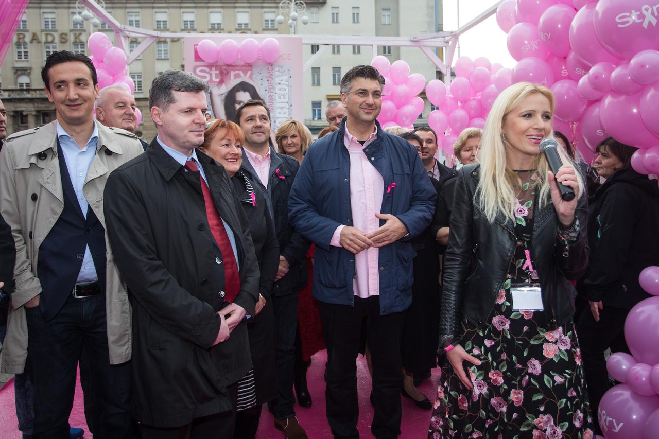 15.10.2016., Zagreb - Na Trgu bana Josipa Jelacica odrzana je javnozdravstvenu kampanja pod nazivom Sacuvajmo zdrave dojke u sklopu koje je i modna revija koju nose oboljeli, ali i dame iz javnog zivota.  Photo: Davor Puklavec/PIXSELL