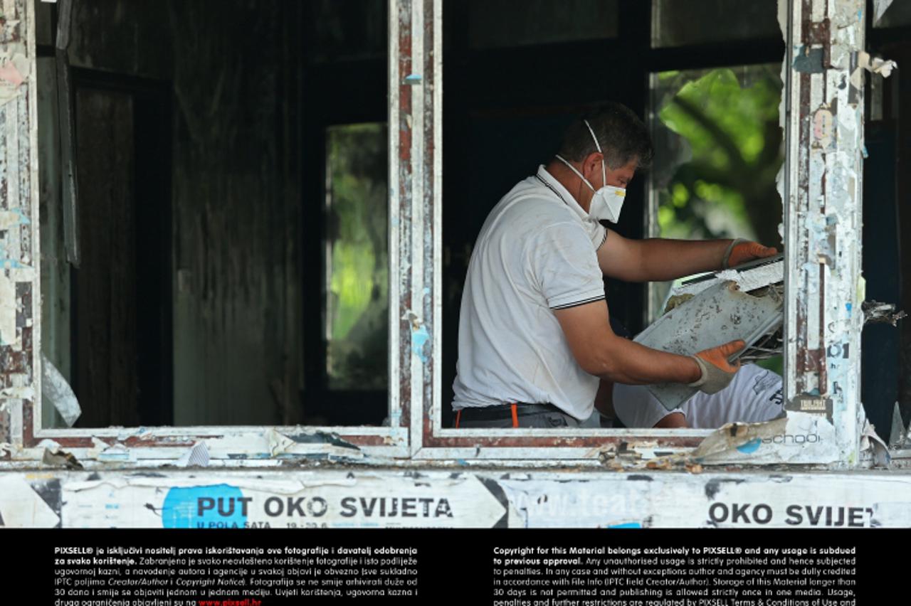 '08.07.2013., Zagreb - Na raskrizju Savske i Koturaske ulice Ministarstvo graditeljstva naredilo je rusenje napustenog bespravno postavljenog montaznog objekta. Photo: Sanjin Strukic/PIXSELL'