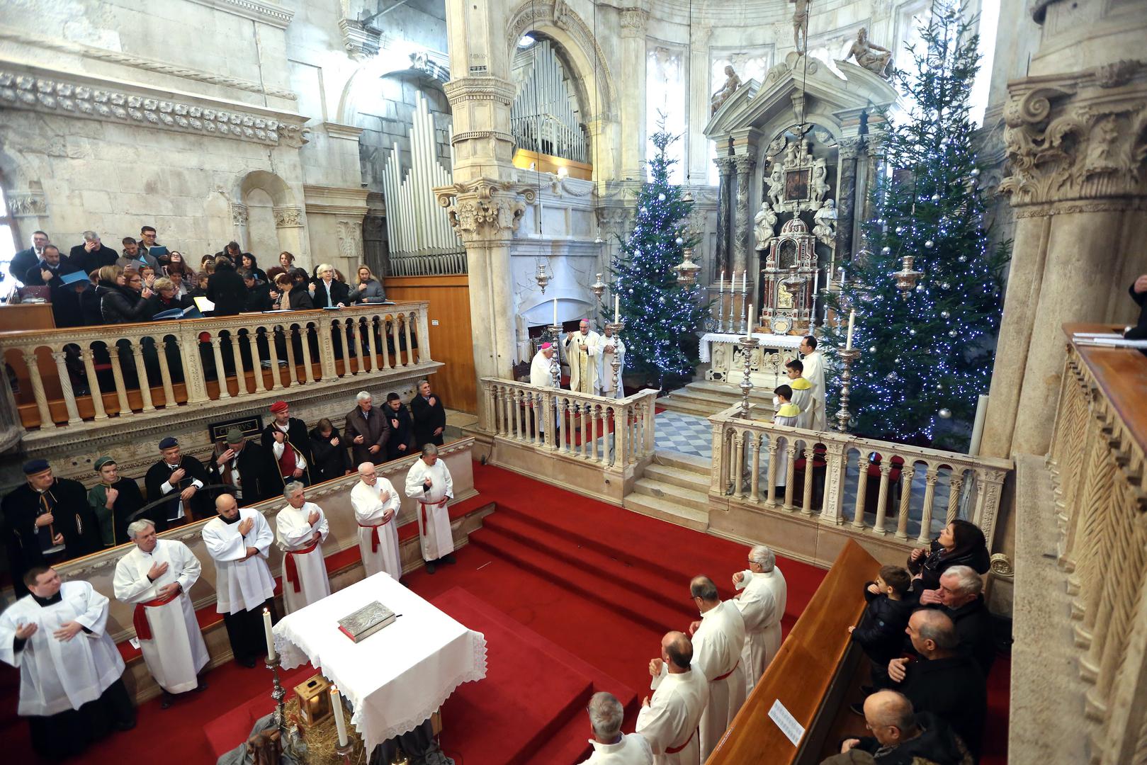 Hrvatska nije iznimka pa su tako mnogi građani Božić dočekali u crkvama od juga do sjevera. 
