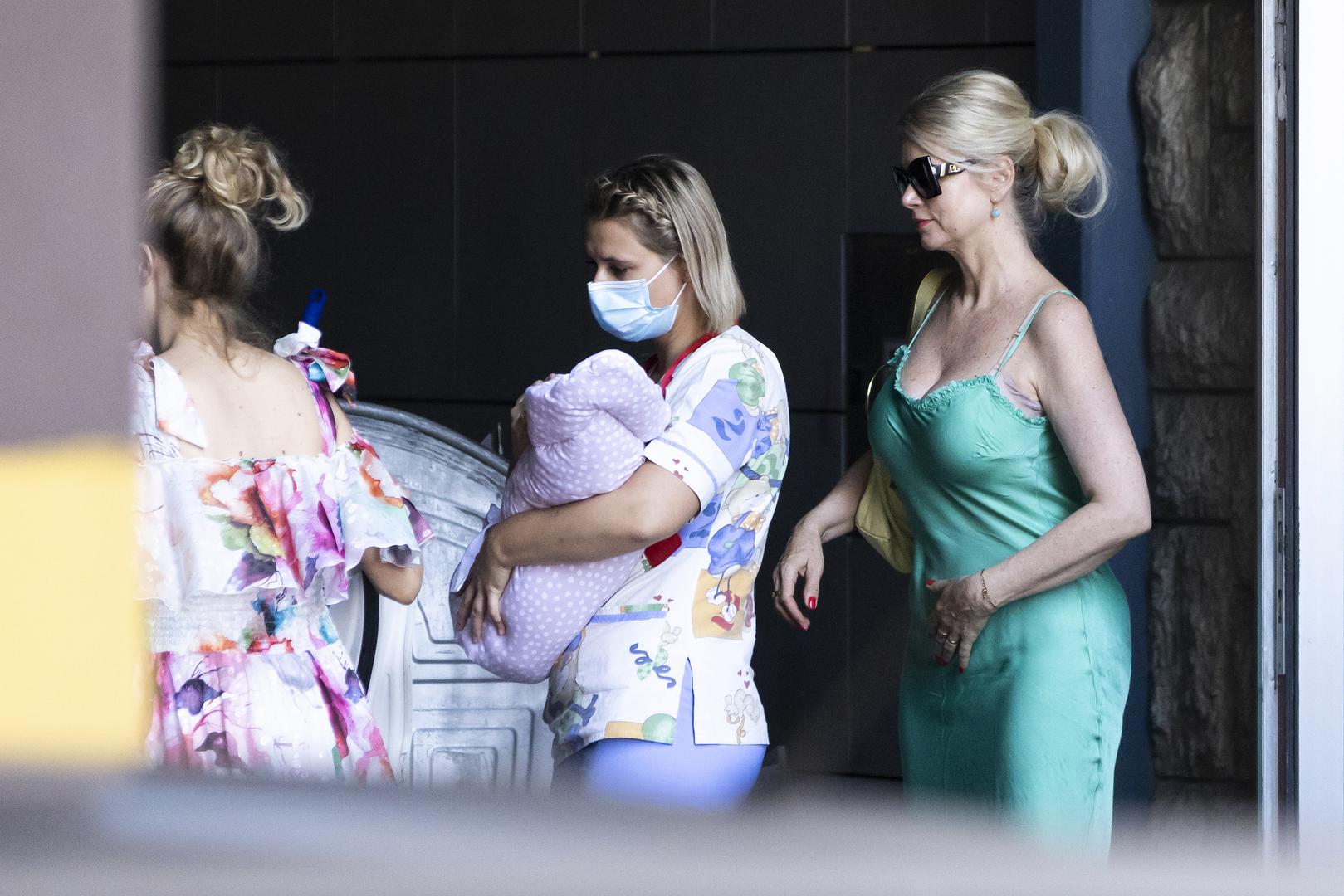 21.07.2022., Split - Hana Huljic Graso je u drustvu majke Vjekoslave Huljic i novorodene bebe izasla iz rodilista. Photo: Milan Sabic/PIXSELL