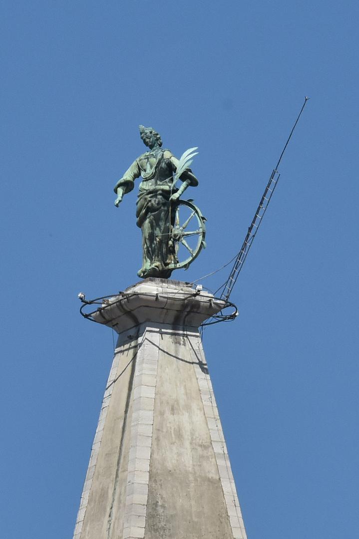 Gromobran na vrhu crkve sv. Eufemije od siline udara groma nakrivio se na jednu stranu.