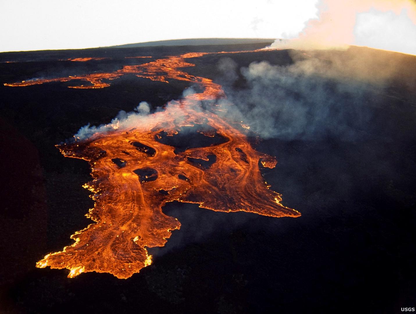 2. Katastrofalne prirodne nepogode: Prema popularnim tumačenjima, Baba Vanga je predvidjela potrese, vulkanske erupcije i ekstremne klimatske događaje u 2026. koji bi mogli zahvatiti značajan dio kopna planeta (7–8 posto).