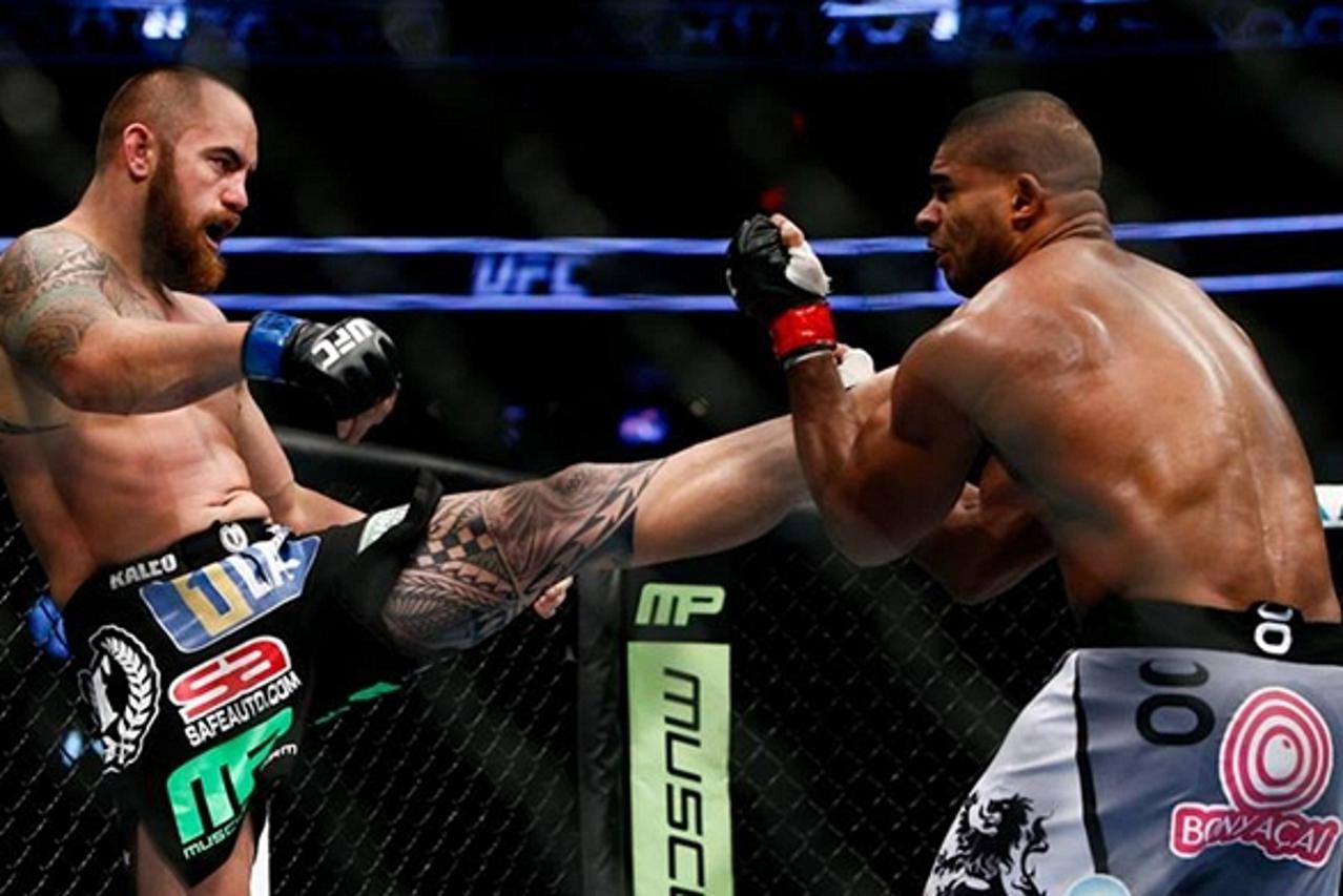Travis Browne, Alistair Overeem  (1)