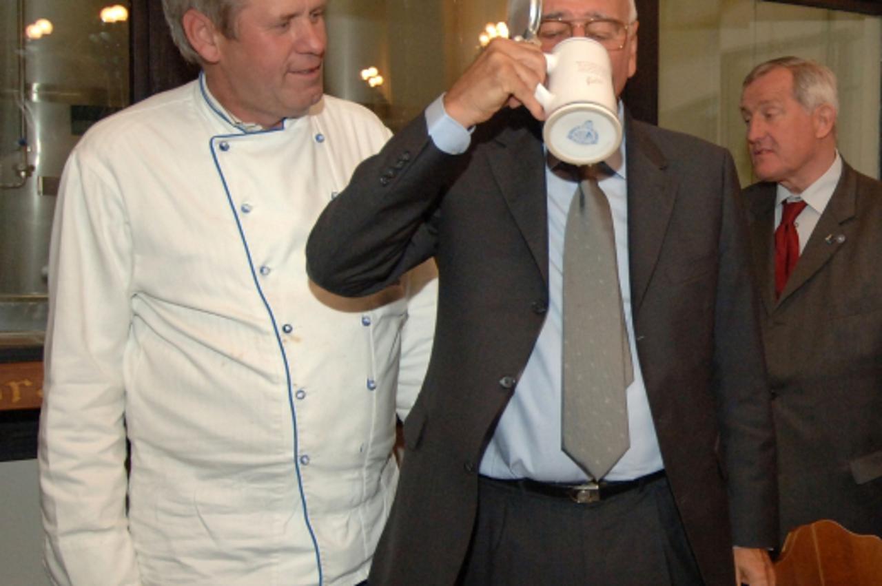 \'sport...wolfsburg...02.06.2006. wolfsburg, pivnica, strucni stozer reprezentacije i novinari na veceri, sef restorana pivnice, predsjednik hns-a vlatko markovic i zorislav srebric, foto: goran stanz