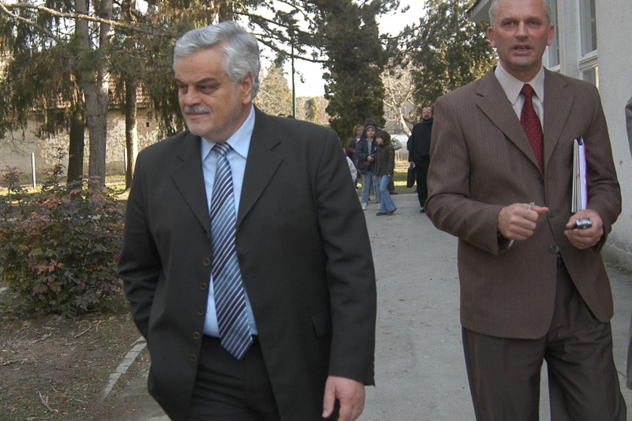 \'unutrasnja... osijek.... 29.01.2008... ministar obrazovanja dragan primorac obisao os jagodnjak... vojislav stanimirovic i milovan lezaja u skolskom dvoristu... snimio marko mrkonjic...\'