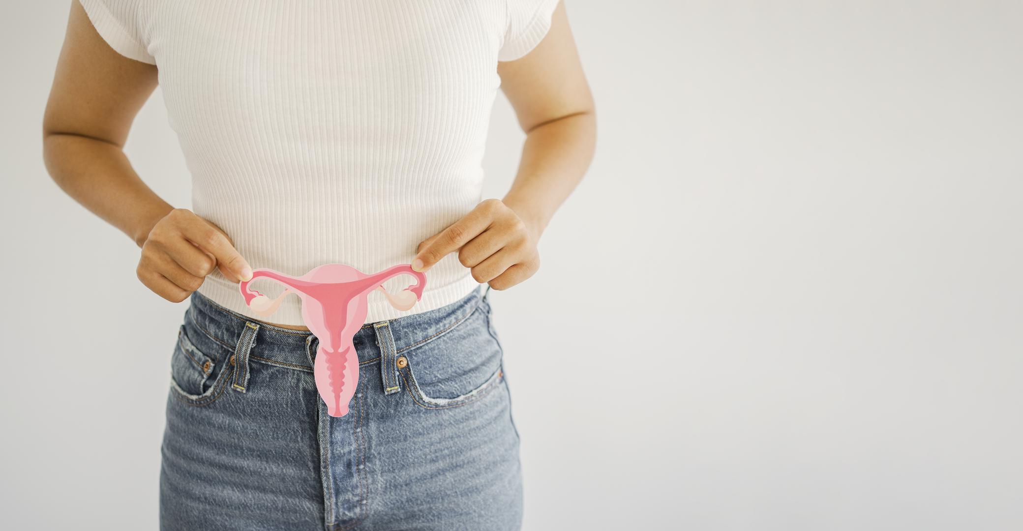 5. Ignoriranje temeljnih zdravstvenih stanja: Zdravstvena stanja, poput akantoze nigrikans (uobičajeno stanje kod osoba s inzulinskom rezistencijom, pretilošću ili PCOS-om), mogu uzrokovati debele, baršunaste tamne mrlje na područjima poput pazuha, vrata ili prepona. Ako primijetite iznenadno ili jako tamnjenje, posebno s promjenama teksture, obratite se dermatologu. Rješavanje temeljnog uzroka, poput neravnoteže šećera u krvi, može s vremenom vratiti kožu u normalu.