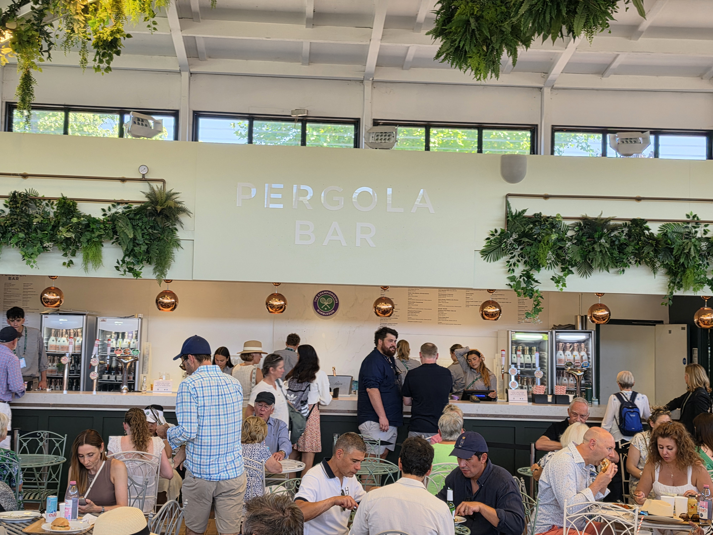 Ipak, i uz te visoke cijene redovito se čeka u redu za mjesto u tom Cafe Pergola, a riječ je o jednom od povoljnijih restorana na Wimbledonu