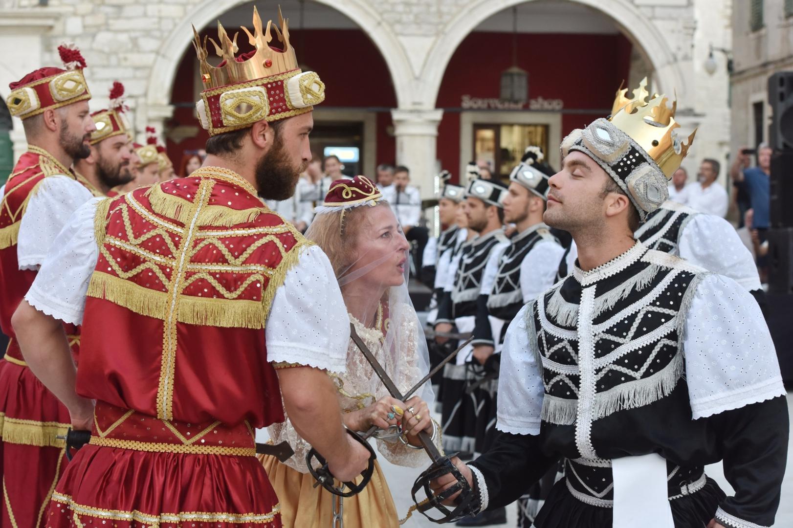 Posjetiteljima se u tri dana predstavlja više od 200 obrtnika i zanatlija iz Hrvatske i drugih europskih zemalja, kao i plesači Moreške s Korčule