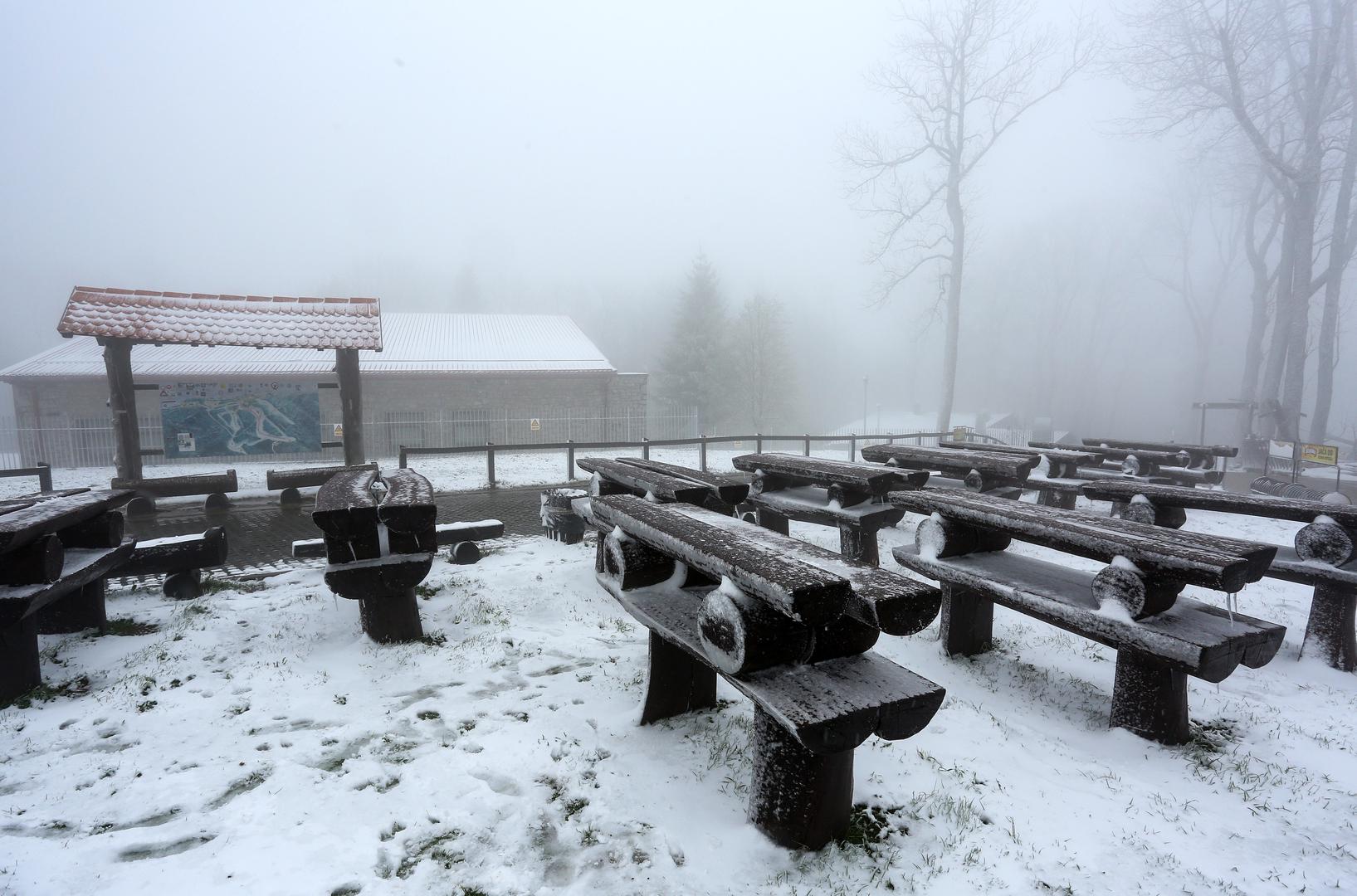Na zagrebačkom Sljemenu temperatura se spustila ispod ništice i zabijelio je snijeg