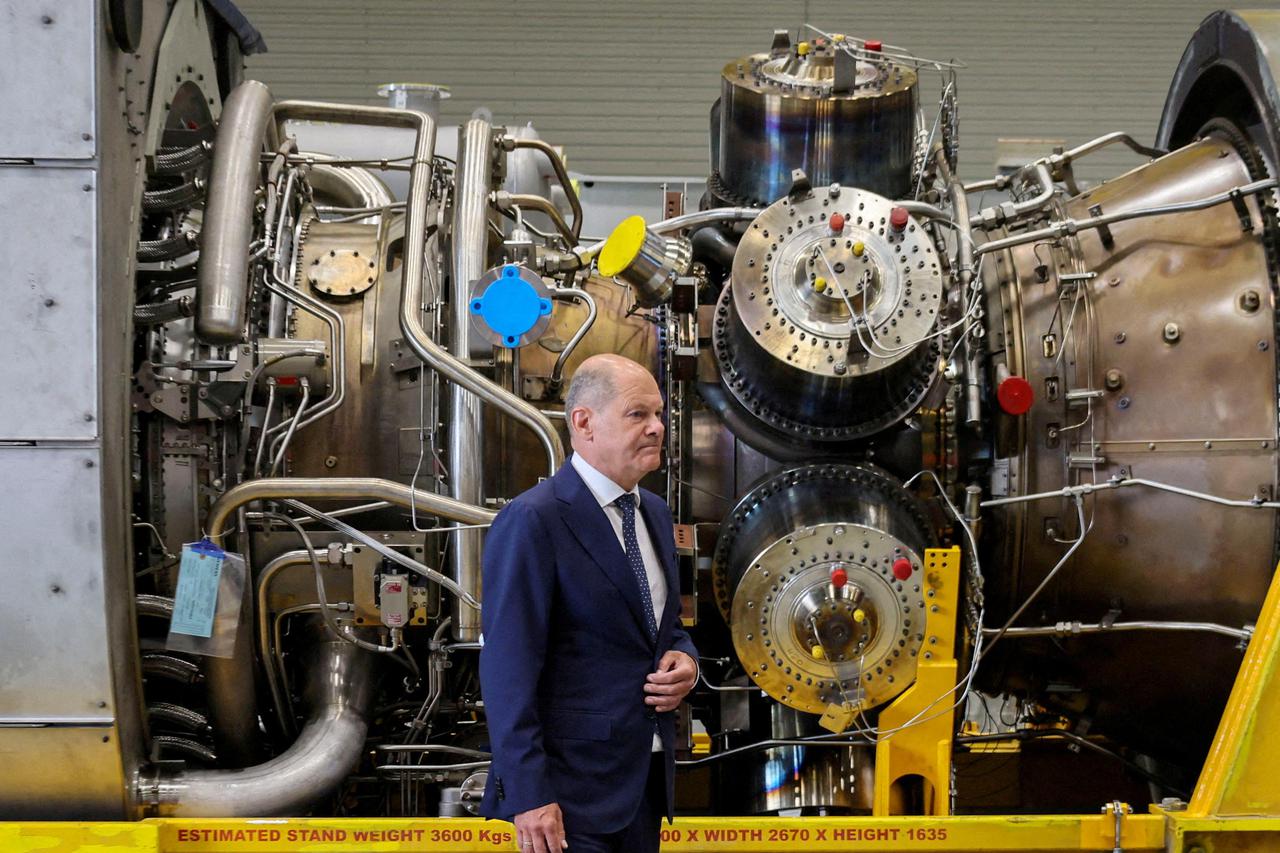 FILE PHOTO: German Chancellor Scholz visits Siemens Energy site in Muelheim an der Ruhr