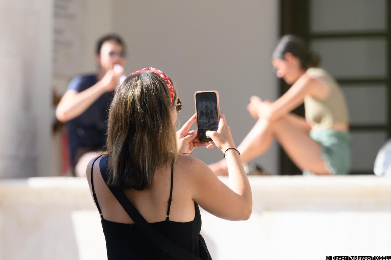 Turisti u Splitu nastoje uslikati svaki detalj  tijekom šetnje gradom