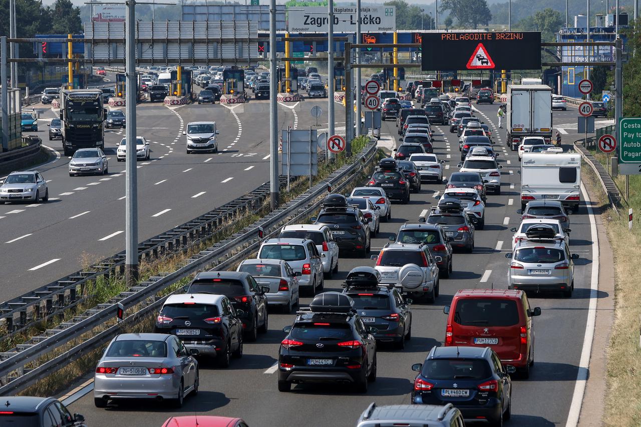 Udarni vikend na cestama, kolona kod Lučkog duga oko 7 km
