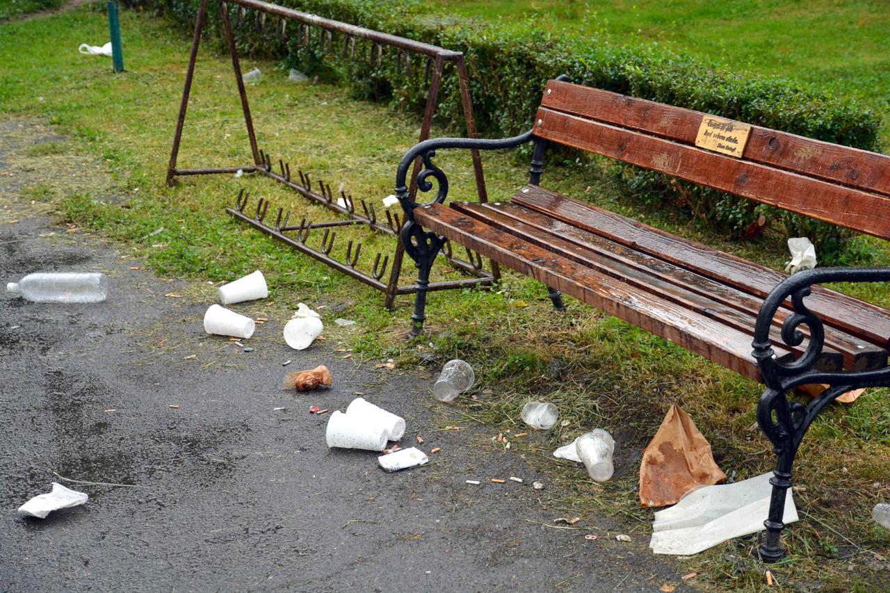 Sisak: Sme?e ispred zgrade Gimnazije podsjetnik su na subotnje opijanje