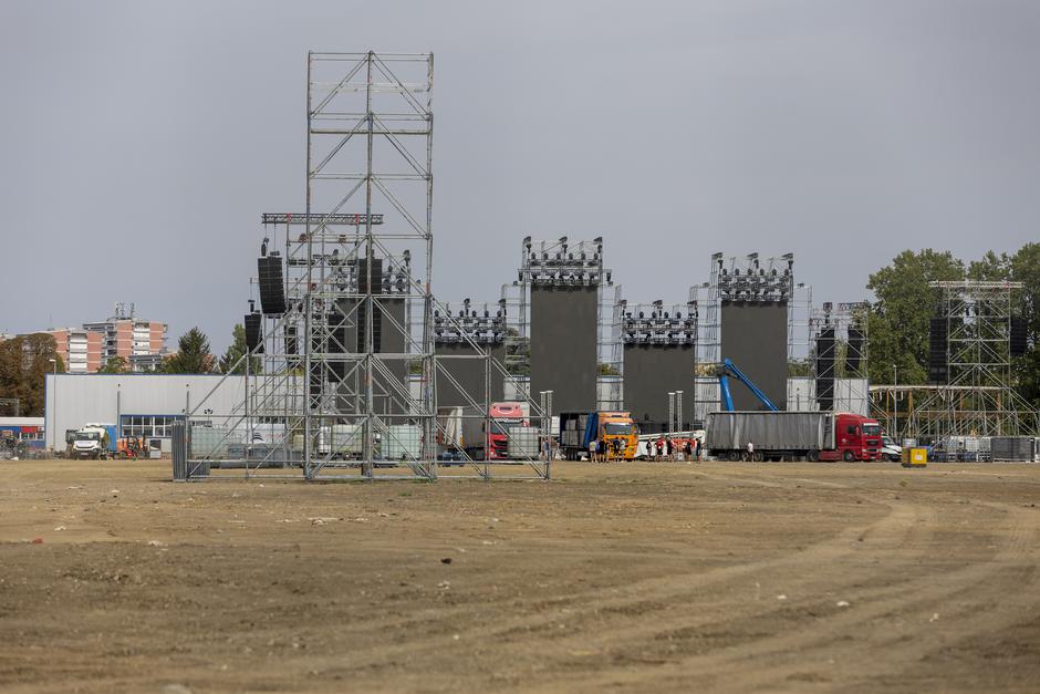 Vukovar: Postavljanje pozornica za koncert Marka Perkovića Thompsona