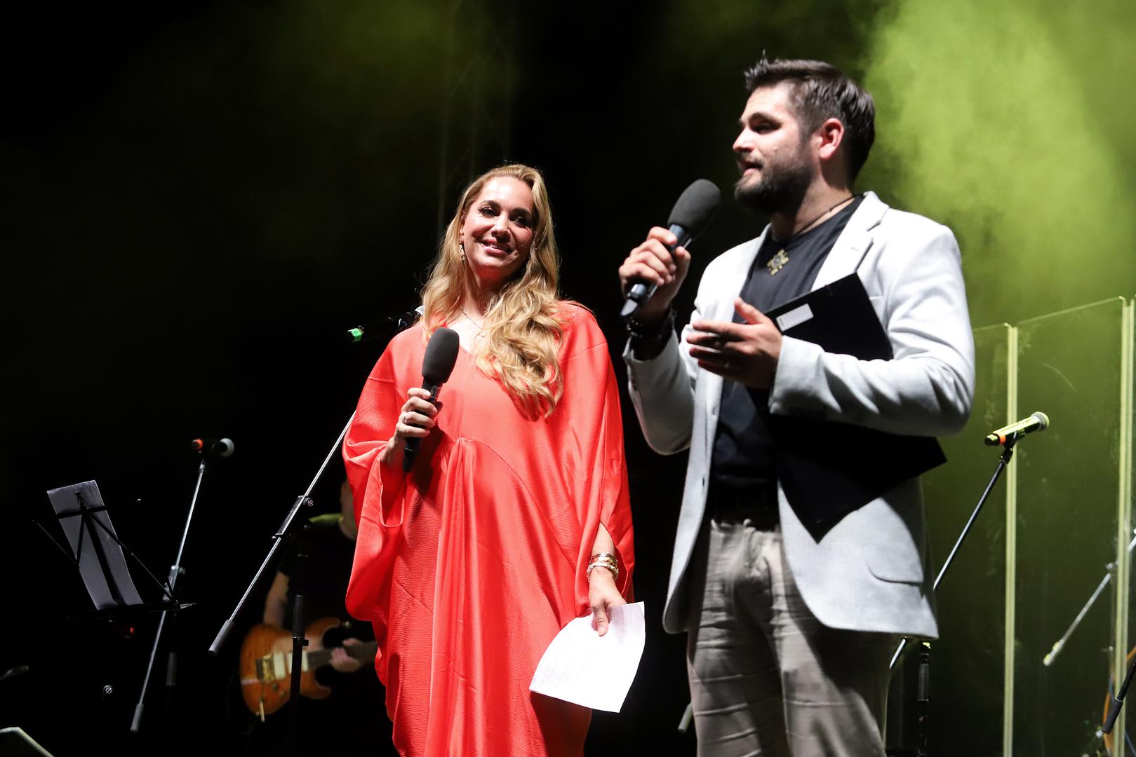 Cijeli program vodili su Simona Mijoković i glumac Pere Eranović. 