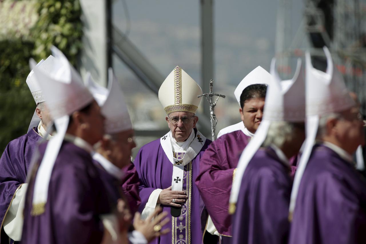 Pope Francis (C) celebrates a Mass before a crowd of hundreds of thousands in Ecatepec, Mexico, February 14, 2016. REUTERS/Max Rossi      TPX IMAGES OF THE DAY
