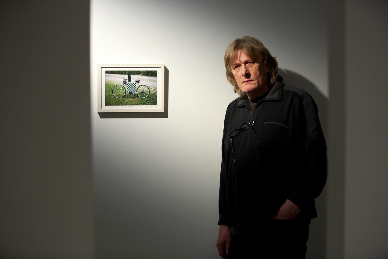 Ivan Posavec uz svoj rad Duchampov bicikl iz 2007. na izlozbi u Galeriji Kranjcar, 4. 2015.