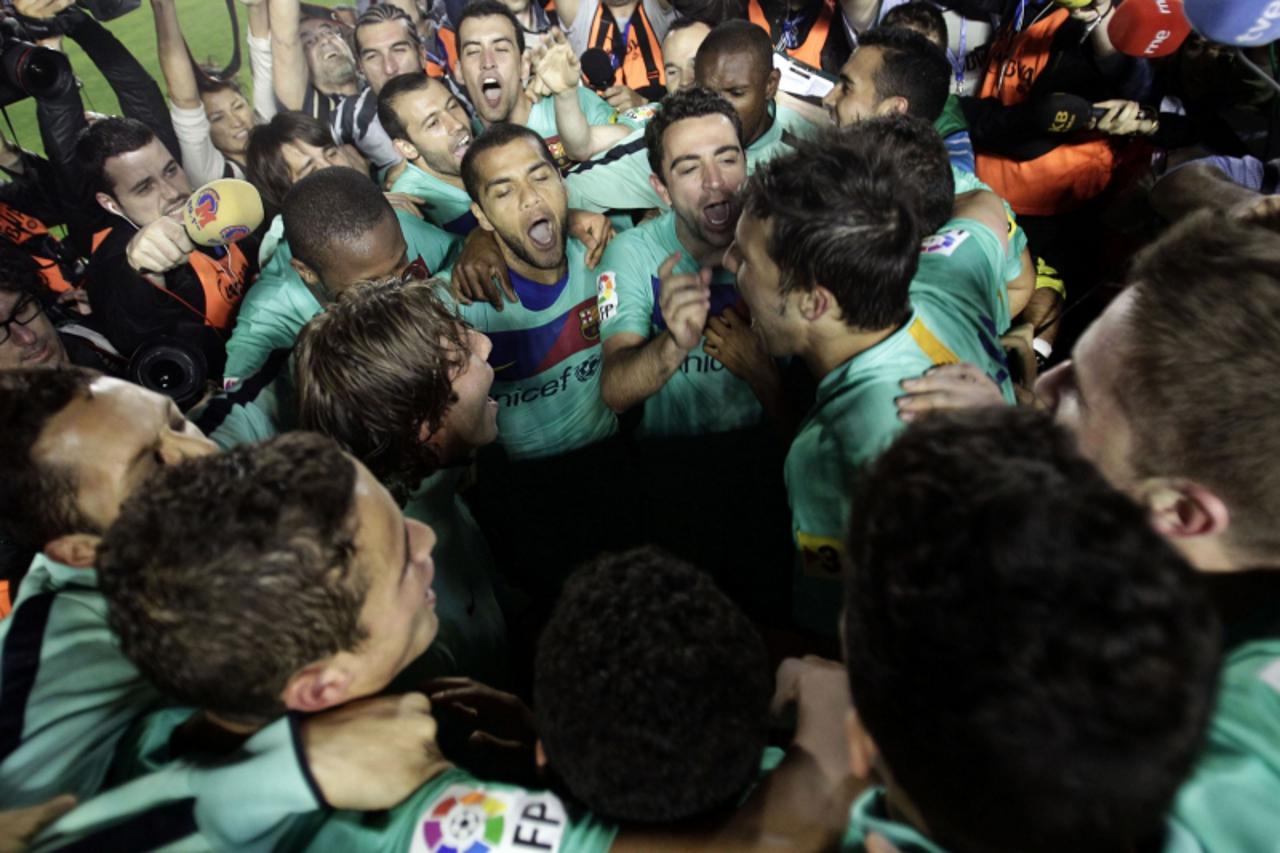 'Barcelona\'s players celebrate after winning the Spanish first division soccer league at Ciutat de Valencia stadium in Valencia May 11, 2011. REUTERS/Albert Gea (SPAIN - Tags: SPORT SOCCER)'