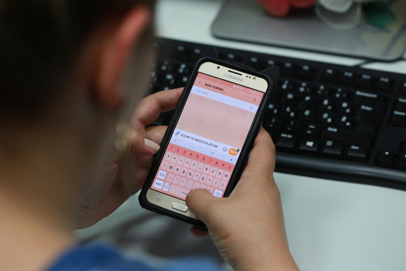 Čak 57% ispitanika isključuje obavijesti grupnih razgovora zbog stresa, dok 40% osjeća pritisak da odmah odgovore, čak i izvan radnog vremena.