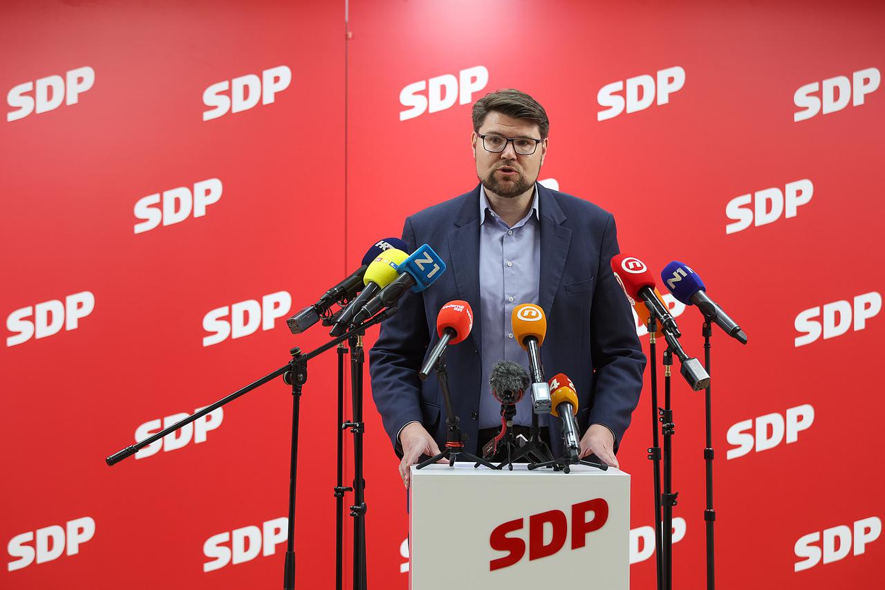 Zagreb: Izvanredna konferencija za medije predsjednika SDP-a Peđe Grbina