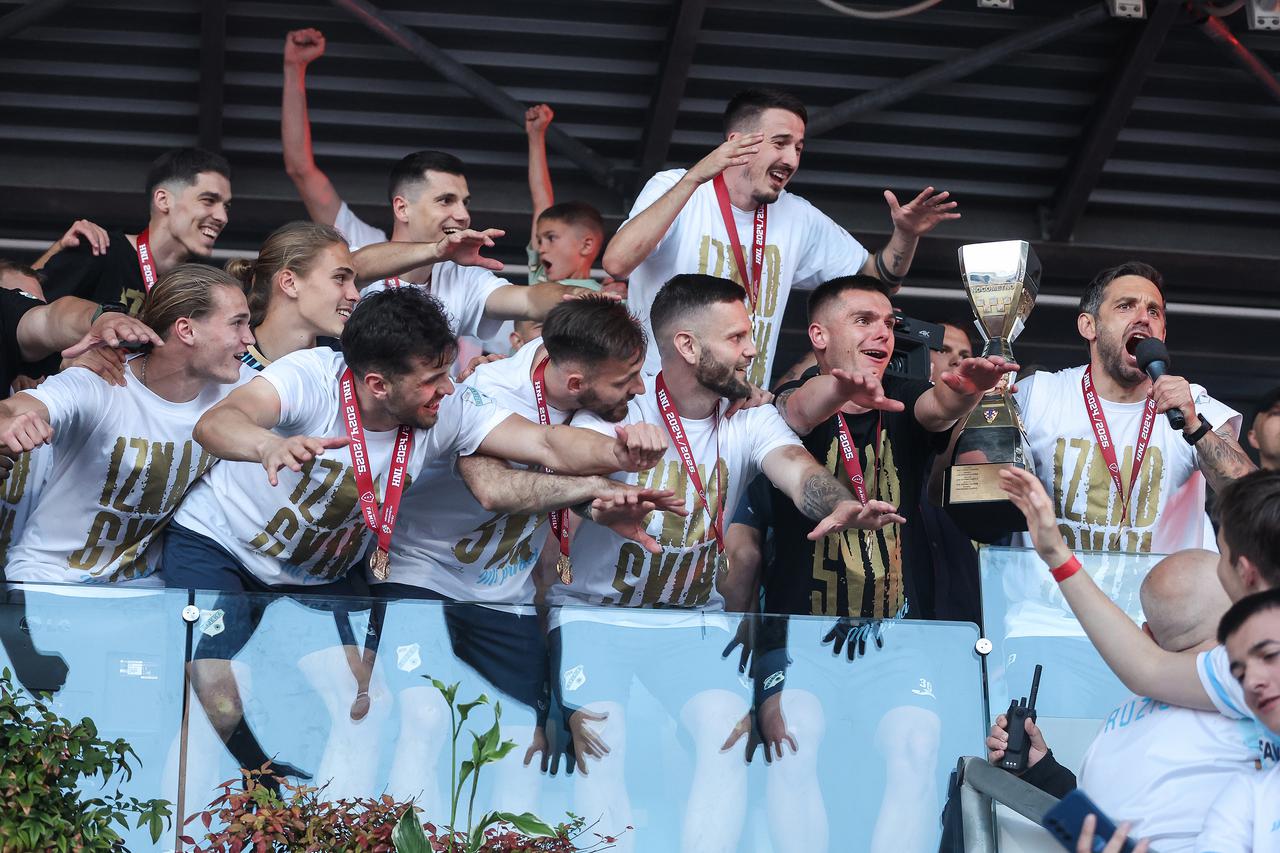 Igrači HNK Rijeka, prvaci Hrvatske, podigli su svoj pehar