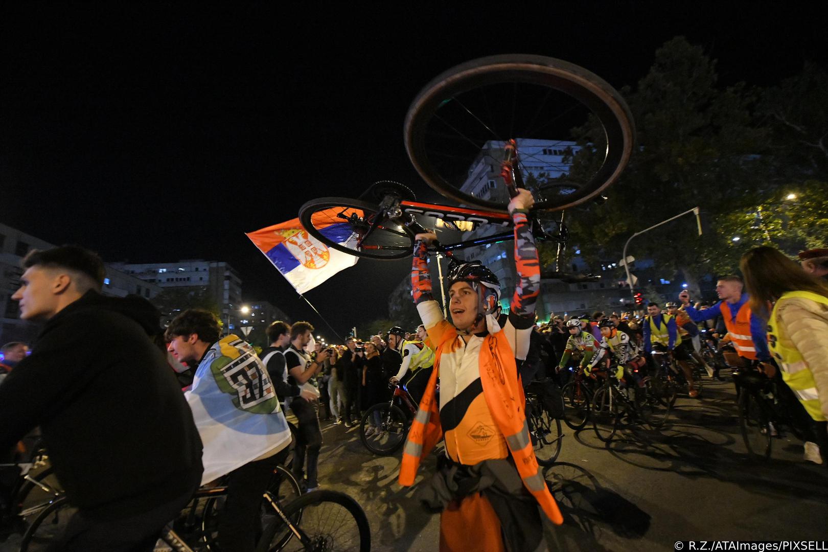 31, October, 2025, Novi Sad - A large number of citizens stand along the roadway on Bulevar Oslobodjenja in Novi Sad, welcoming students, pedestrians and cyclists who are coming to Novi Sad. Photo: R.Z./ATAImages 

31, oktobar 2025, Novi Sad - Veliki broj gradjana stoji uz kolovoz na Bulevaru oslobodjenja u Novom Sadu, docekujuci studente pesake i biciklste koji dolaze u Novi Sad. Photo: R.Z./ATAImages Photo: R.Z./ATAImages/PIXSELL