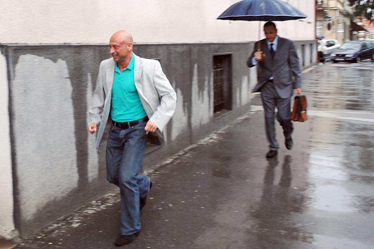 \'22.05.2012., Sisak - Na Opcinskom sudu u Sisku nastavljrno je sudjenje sisackom slikaru Marijanu Crtalicu kojeg sisacki gradonacelnik Dinko Pintaric tuzi zbog klevete. Kisa je gradonacelnika natjera