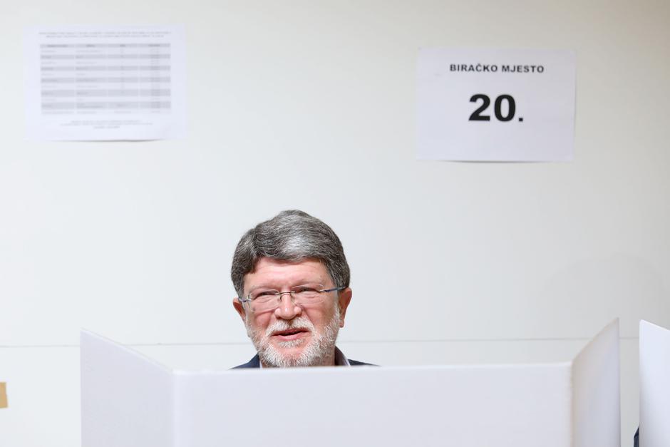 Tonino Picula glasovao je na biračkom mjestu u Laginjinoj ulici na izborima za Europski parlament.