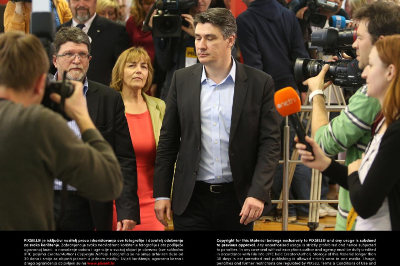 '14.04.2013., Zagreb - Obracanje premijera Zorana Milanovica nakon prvih rezultata izbora za Europski parlament u sredisnjici Socijaldemokratske partije Hrvatske na Iblerovom trgu 9.  Photo: Slavko Mi