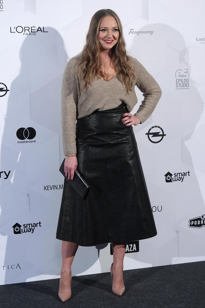 Glumicu Mariju Borić Jerneić (44), dobro poznajemo s malih ekrana kroz brojne domaće serije poput "Najboljih godina" i "Ponosa Ratkajevih", a sada je možemo pratiti i kao Karmelu u "Divljim pčelama".