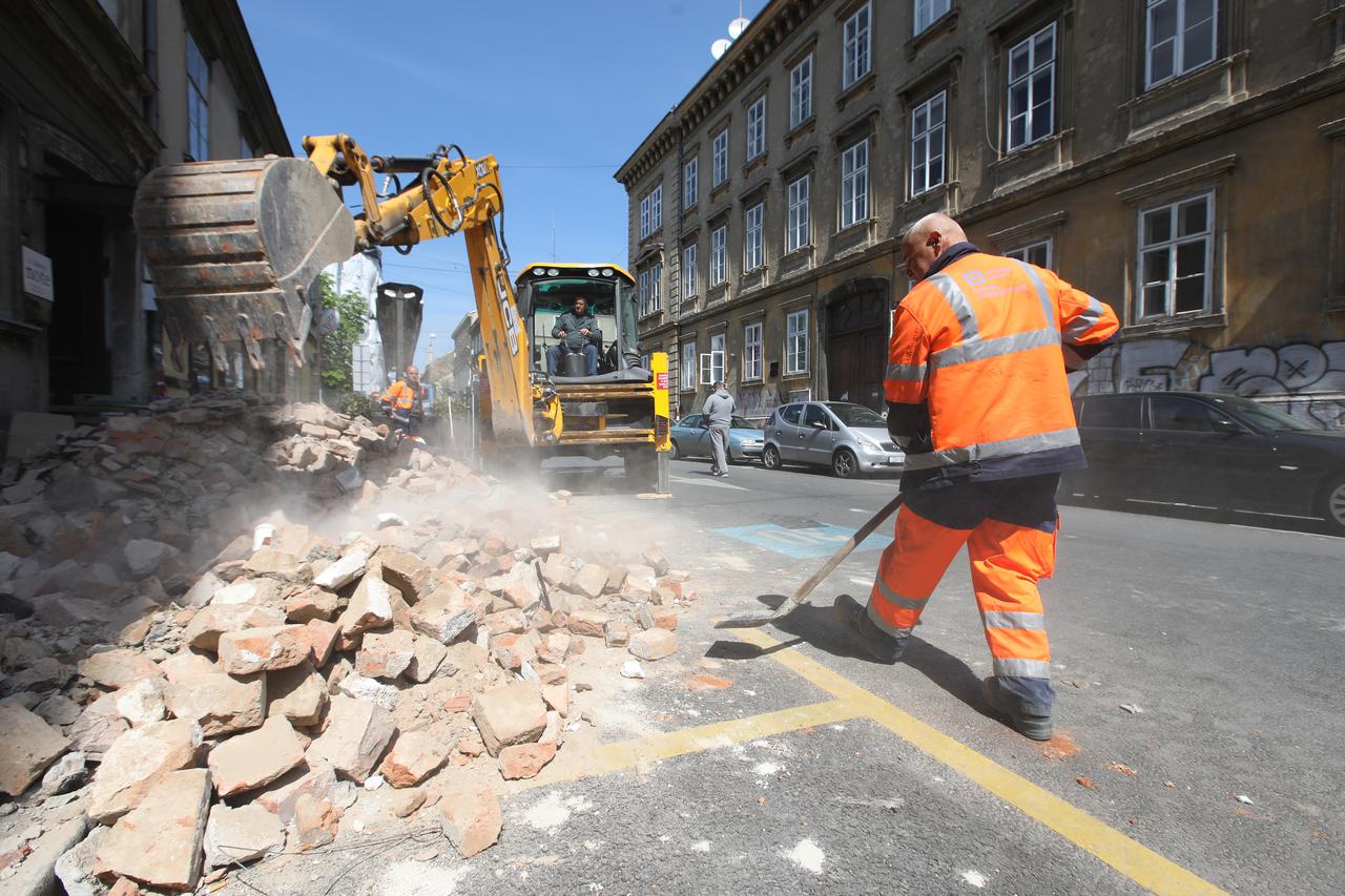 Radovi na zgradama stradalima u potresu i raščišćavanje ulica još traje.Radnici Zagrebačkih cesta uklanjaju šutu i građevinski otpad