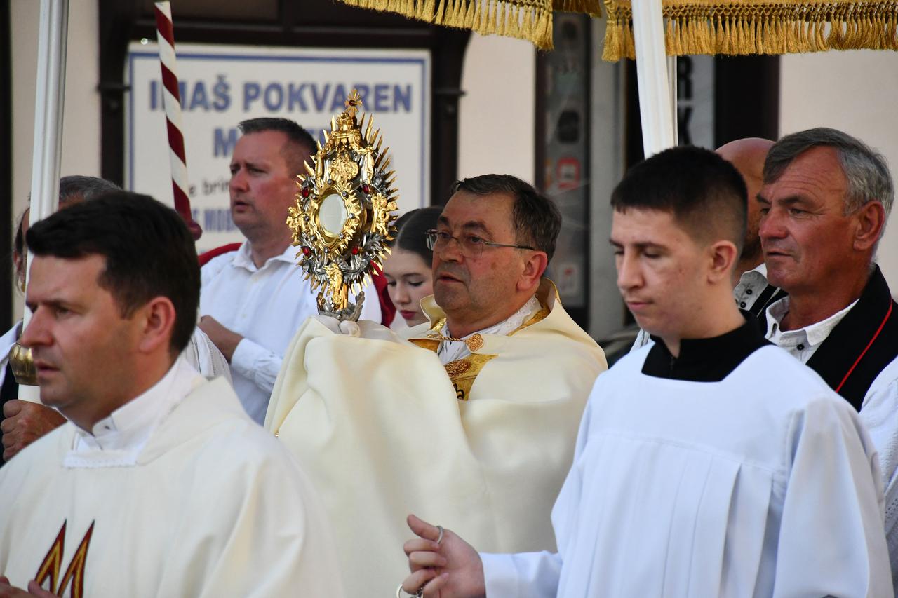 Požega: Biskup Ivo Martinović na blagdan Tijelova predvodio je svetu misu u požeškoj Katedrali