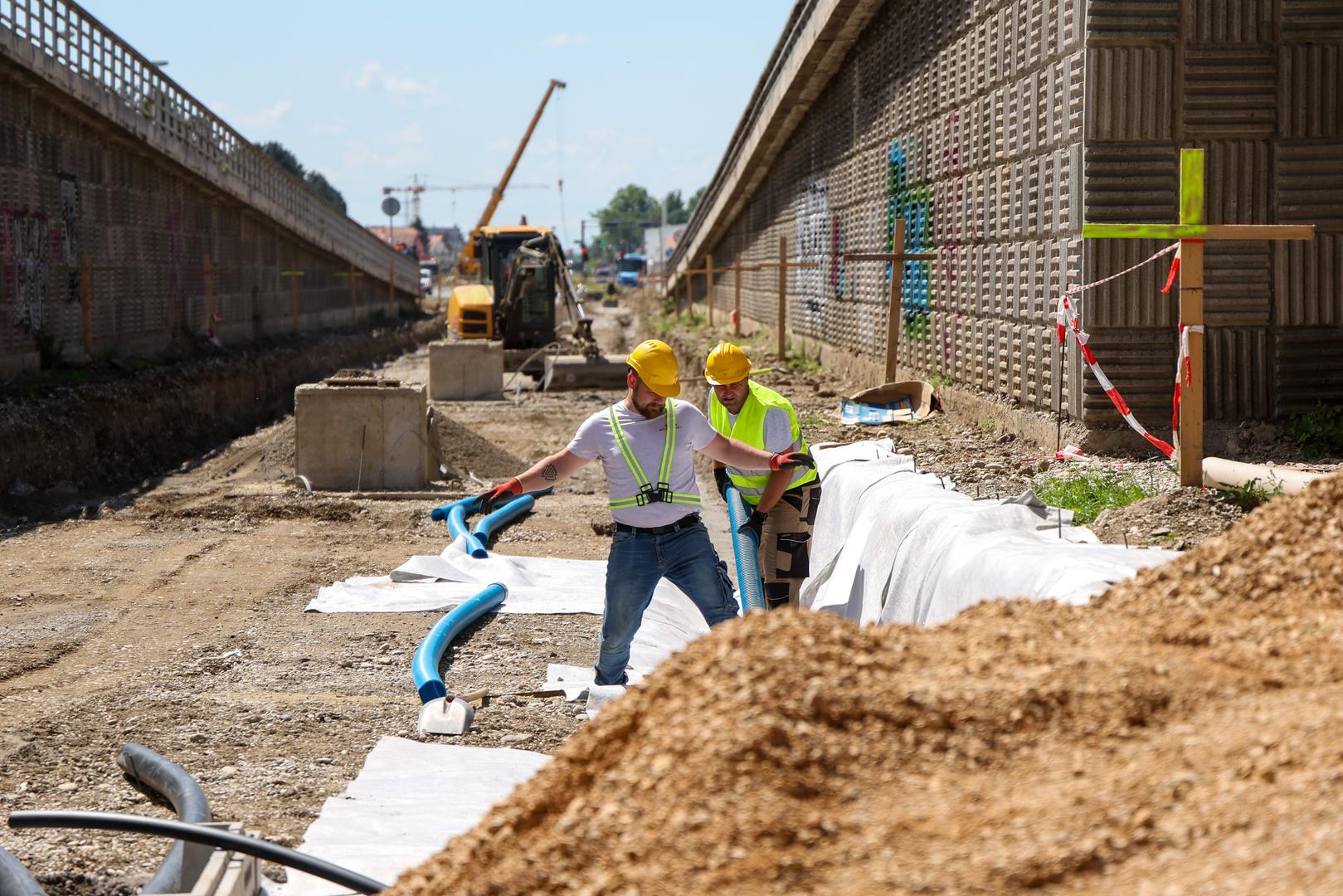 Projekt je to u sklopu kojega će metropola dobiti nove metre pruge nakon više od dva desetljeća, a po završetku radova 35.000 stanovnika naći će se u tramvajskoj zoni, poput onih u Travnom, Utrinama, Dugavama, Jakuševcu... 