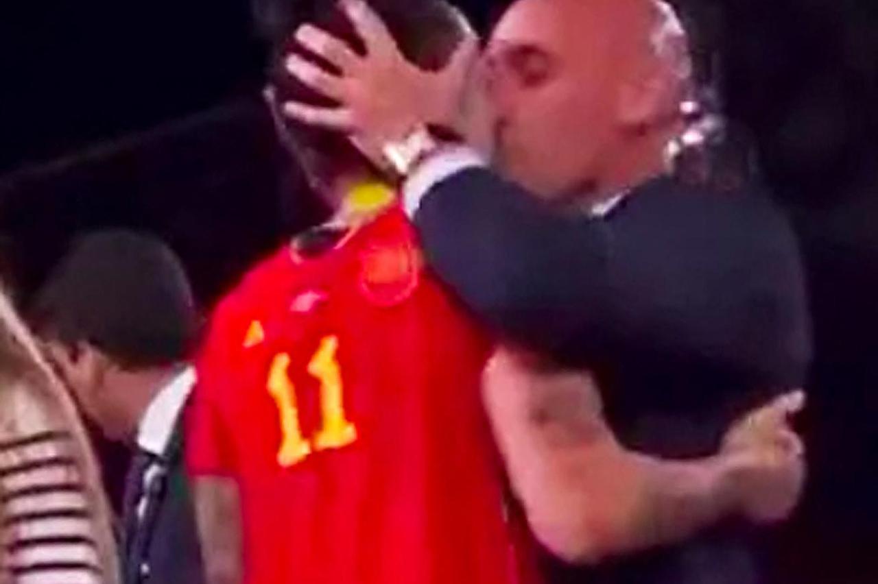 Neprimjerene geste predsjednika Španjolskog nogometnog saveza Luisa Rabialesa tijekom finala Svjetskog prvenstva između Španjolske i Engleske u Australiji