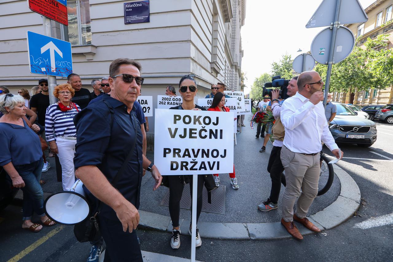 Zagreb: Prosvjed zbog neobnovljenog hotela Marina lučica i Raduča i zatvaranja jedinog hotela Zora u Primoštenu
