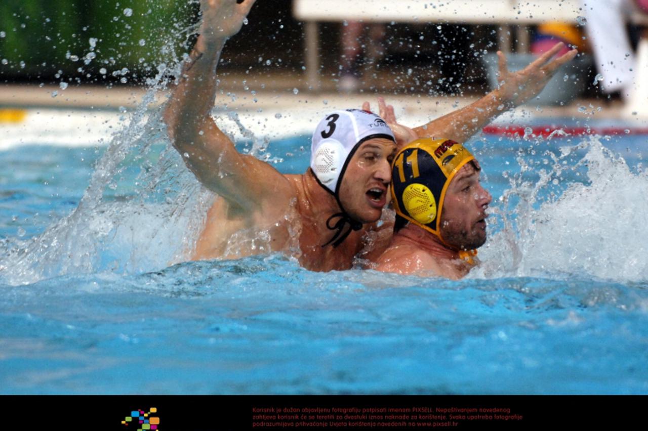 '26.03.2011., Rijeka - Vaterpolo Euroliga , cetvrtfinalna utakmica Primorja i Mladosti. Borba Frana Paskvalina(3) i Igora Hinica. Photo: Goran Kovacic/PIXSELL'