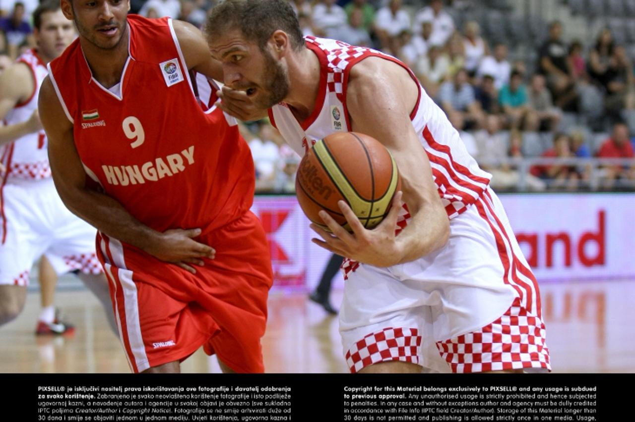 '24.08.2012.,Osijek - Dvorana Gradski vrt.Kvalifikacijska utakmica za Europsko prvenstvo u kosarci  2013. godine u Sloveniji.Hrvatska - Madjarska,Luka Zoric i Adam Hanga Photo:Davor Javorovic/PIXSELL'